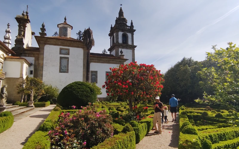 Visiteurs se promenant dans les jardins baroques du Palácio de Mateus à Vila Real, Douro