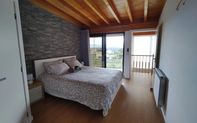 Chambre confortable et vue sur les montagne du Marao à l'hébergement Le Pressoir, Quinta da Swissinha
