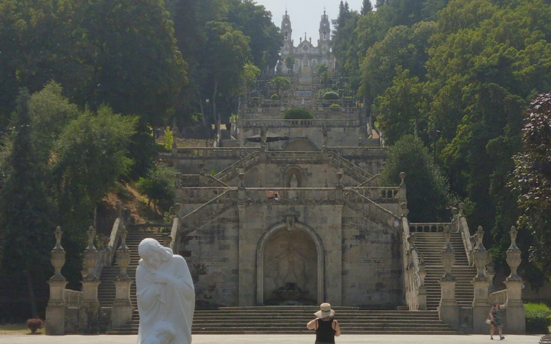 Touriste au pied des escaliers monumentaux du Sanctuaire Nossa Senhora dos Remédios à Lamego, Douro